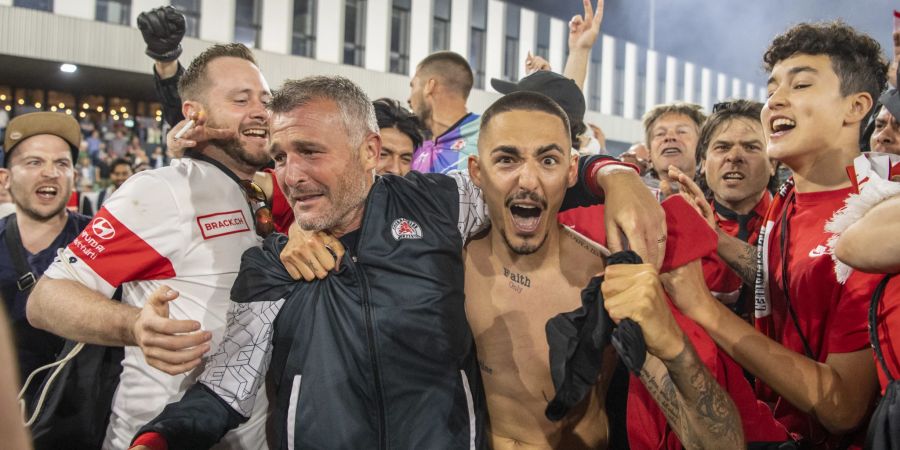 Ein sichtlicher gerührter FCW-Trainer Alex Frei nach der Aufstiegs-Sensation.