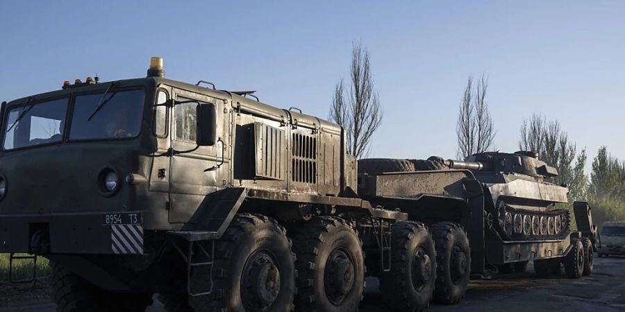 Ein Militärlastwagen transportiert ukrainische Panzerartillerie in der Region Donezk. Foto: Evgeniy Maloletka/AP/dpa/Archiv