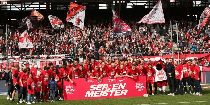 Der FC Red Bull Salzburg jubelt nach dem 5:0-Sieg über den Meistertitel. fc red bull salzburg