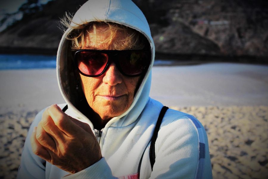 Frau Seniorin Strand Sonnenbrille