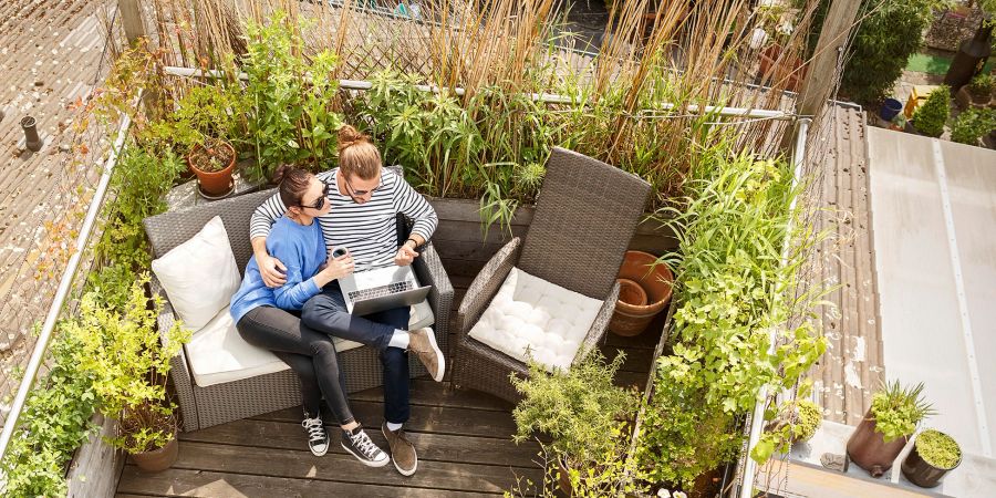 Paar Mann Frau Balkon Holz Pflanzen Sonne Sommer