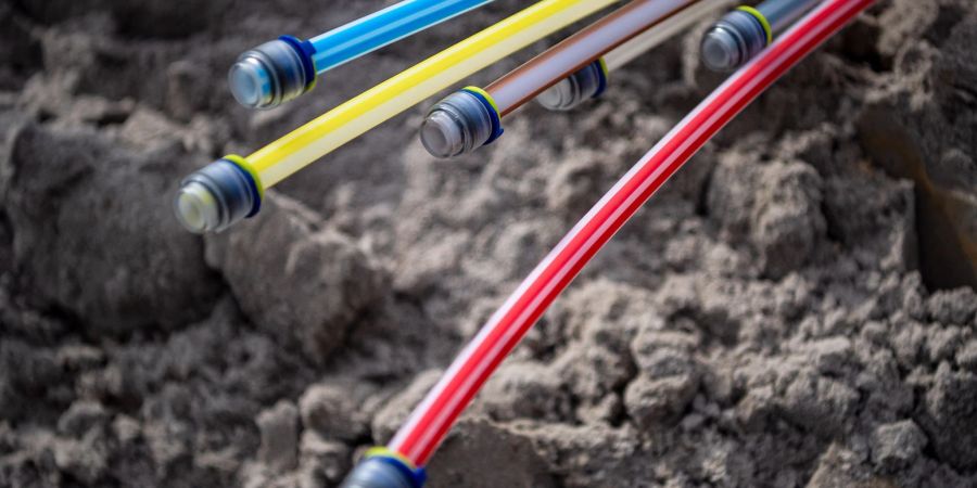 Glasfaserkabel liegen auf einer Baustelle.