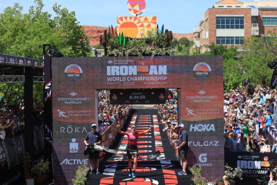 Daniela Ryf läuft ins Ziel ein und gewinnt zum fünften Mal den Ironman-Weltmeistertitel.