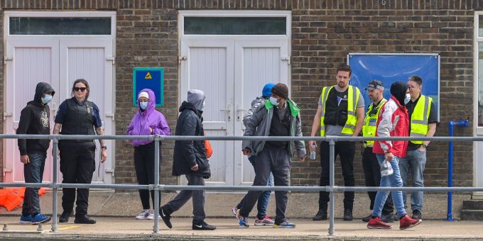 Verschiedene Migranten im Hafen von Dover. Migranten Grossbritannien