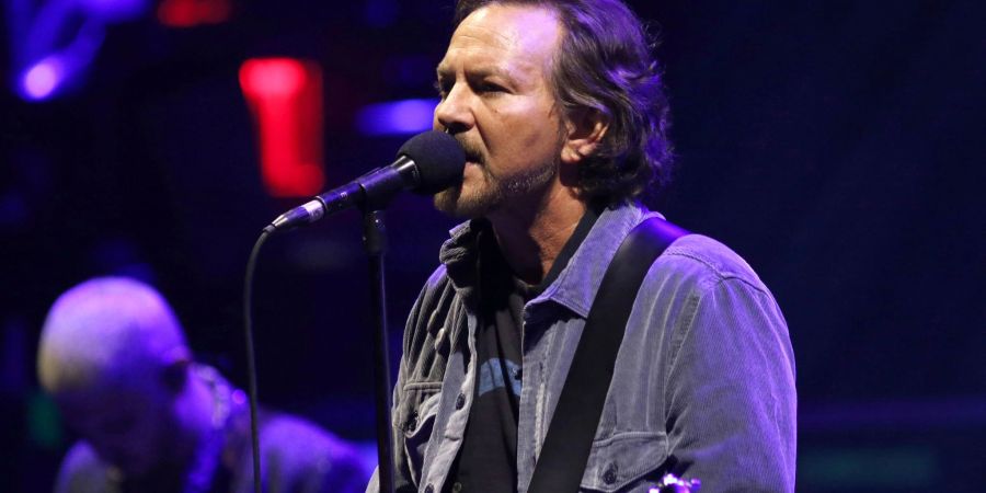Eddie Vedder hat Stimmprobleme und kann deshalb nicht auf die Bühne.