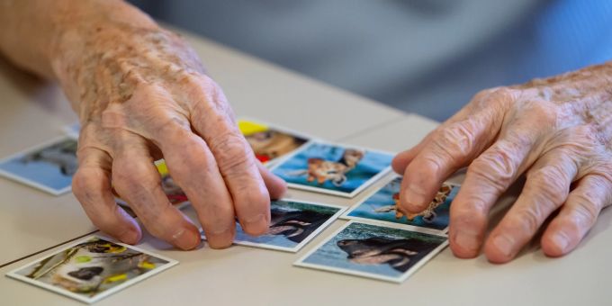 Kleine Spiele eignen sich gut zur Aktivierung. Das muss gar nicht heissen, Memory so zu spielen, wie man es früher kannte. Die Karten in die Hand zu nehmen und anzuschauen reicht oft schon als Impuls. Hände alt Memory Karten