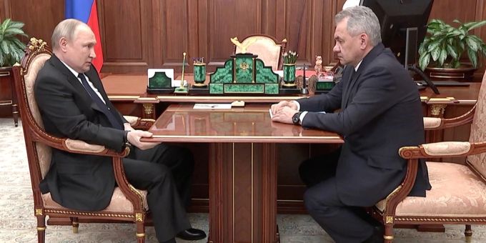Dieses Bild befeuerte zuletzt Gerüchte um Wladimir Putins Gesundheit. Ein Ex-Geheimdienstler glaubt, der Kremlchef leide an Demenz. Kreml