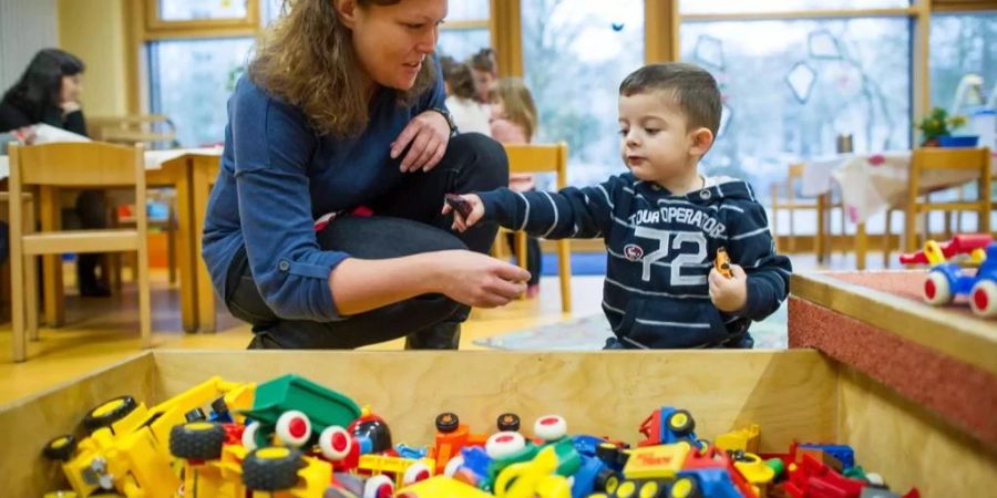 Zudem fehlen in der Kinderbetreuung ausgebildete Fachkräfte.