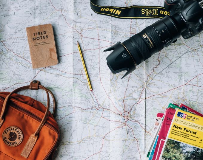 Gehören mit ins Gepäck: Fotoapparat, Karte und eine Reiseapotheke. Reiseutensilien