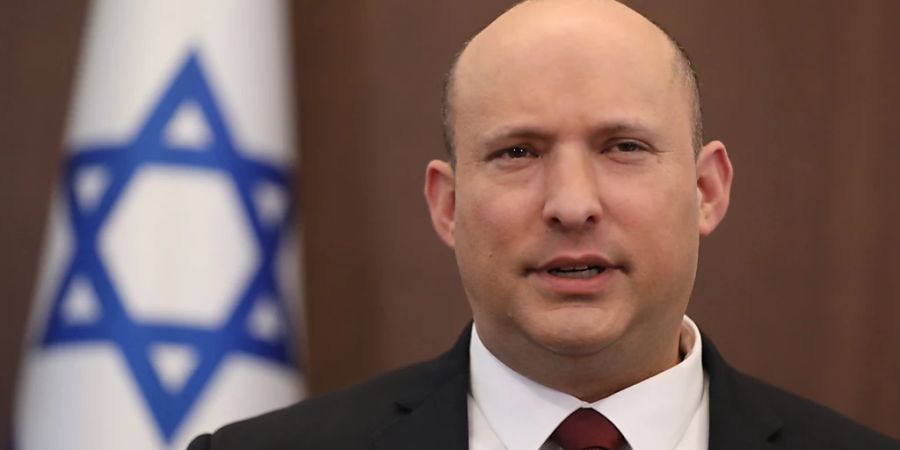 ARCHIV - Naftali Bennett, Premierminister von Israel, leitet eine Kabinettssitzung. Eigentlich hat Israels Acht-Parteien-Regierung von Ministerpräsident Bennett am Montag einen Grund zu feiern - sie ist seit einem Jahr im Amt. Länger, als viele dachten. Foto: Abir Sultan/EPA POOL via AP/dpa