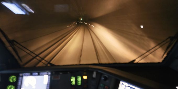 Ein Zug fährt durch den Lötschberg-Basistunnel. (Archivbild) lötschberg