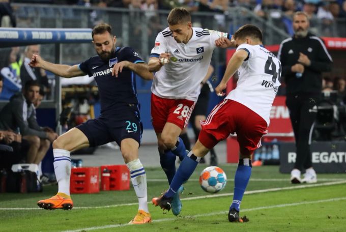 Miro Muheim (Mitte) in der Barrage mit dem HSV gegen Hertha. Miro Muheim