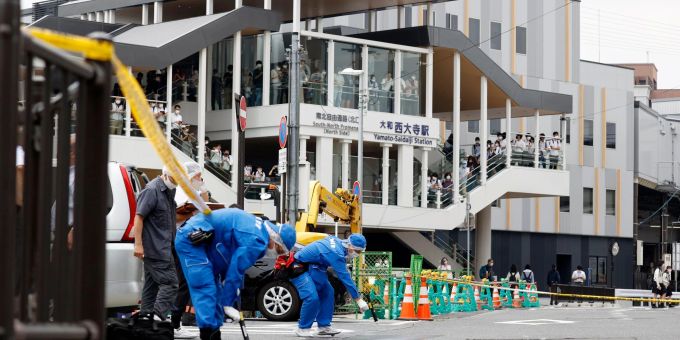 Die Polizei untersucht den Ort, an dem auf Japans ehemaligen Premierminister Shinzo Abe geschossen wurde. Japan