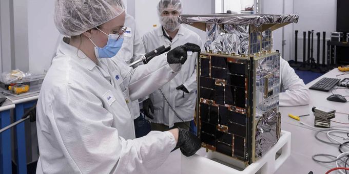 Eine Wissenschaftlerin führt Dimensionsmessungen an der Capstone-Sonde durch. (Archivbild) nasa kontakt