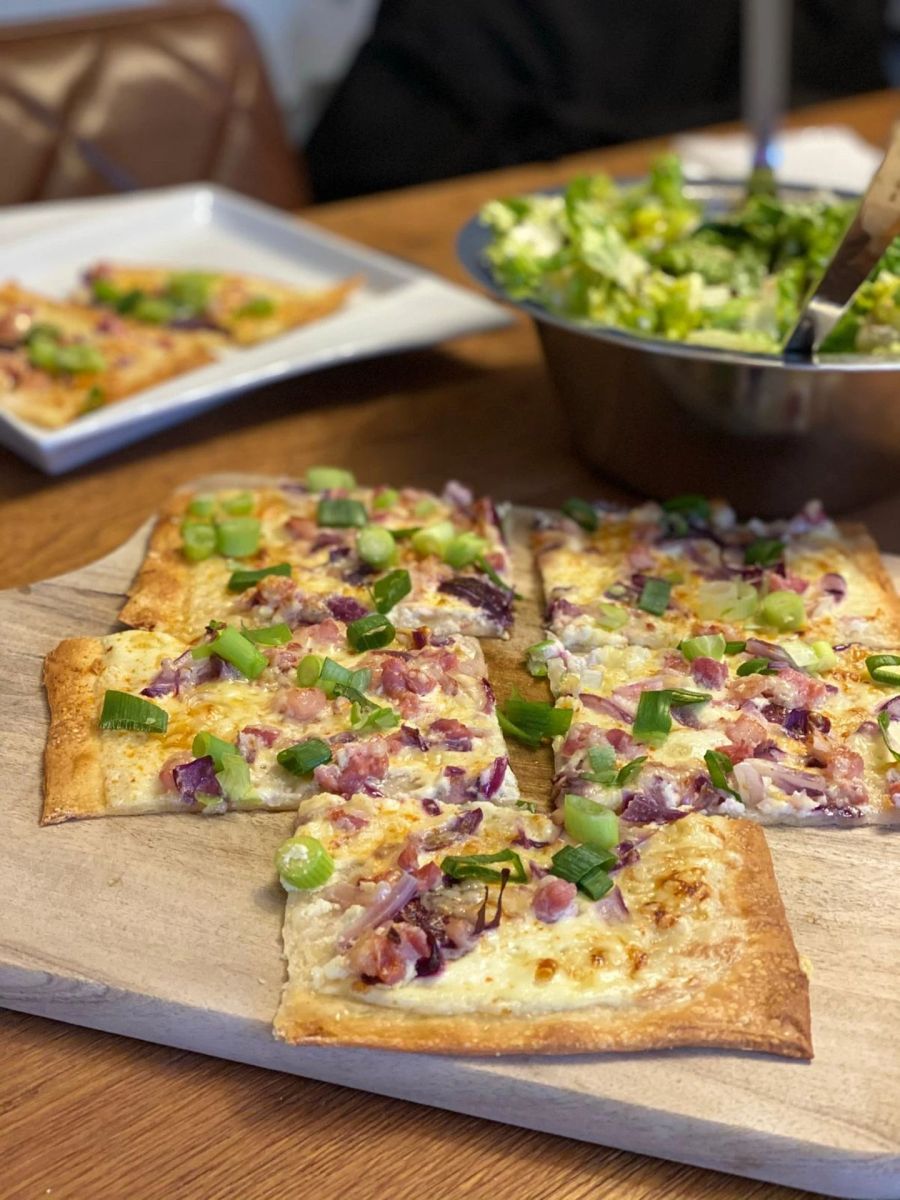 Flammkuchen Stücke Speck Salat Zwiebel