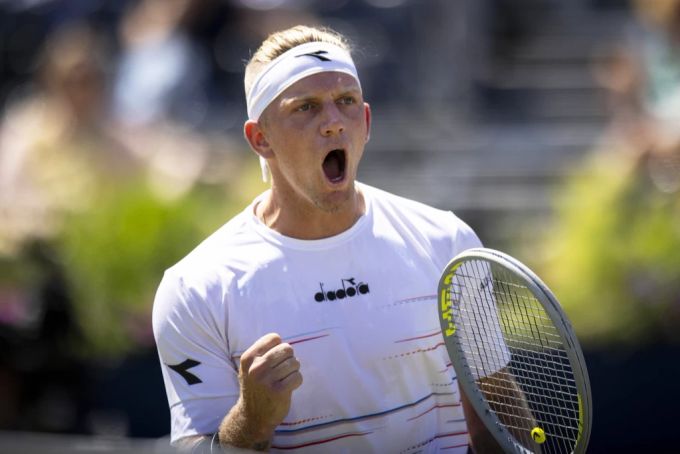 Alejandro Fokina jubelt bei einem ATP-500-Turnier vor Wimbledon. Fokina