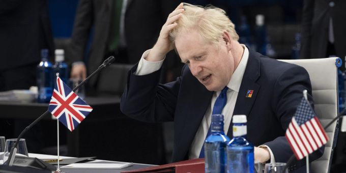 Boris Johnson am Nato-Gipfel in Madrid. Zurück in Grossbritannien droht dem Premier bereits neuer Ärger. boris johnson