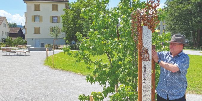 Planerinnen, Tiefbauer, Gärtnerinnen und Gärtner und andere mehr: Viele Handgriffe waren nötig, um den Schifflipark entstehen zu lassen. Privileg von Künstler Hans Thomann war, mit den letzten Handgriffen die Beschriftung des Parks an seinem Werk anzubringen. Schifflipark Uzwil