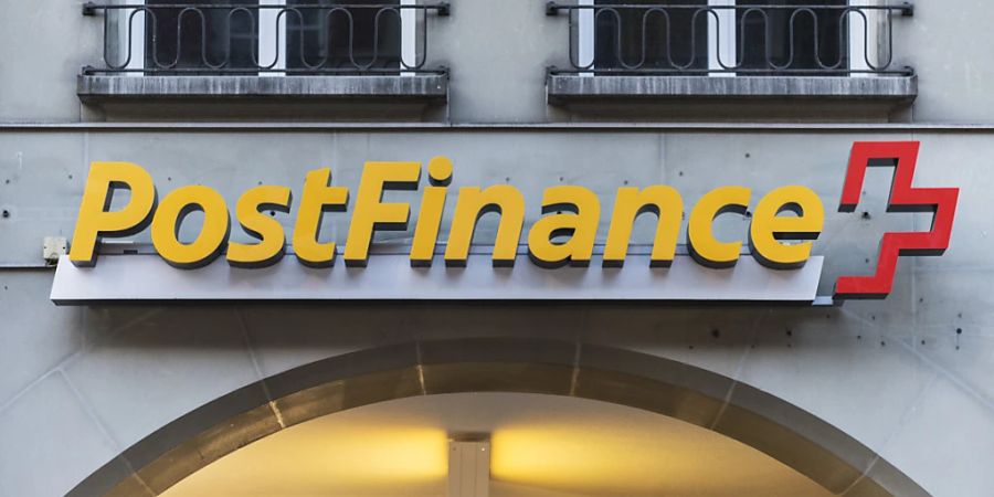 Das Logo der Postfinance an einem Gebäude in Bern (Archivbild).