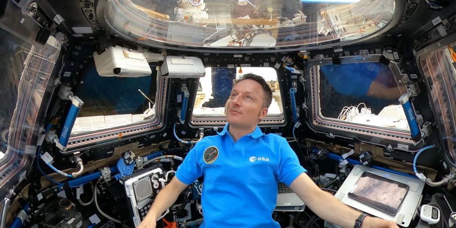 Astronaut Matthias Maurer blickt von der Kuppel der Internationalen Raumstation ISS auf die Erde.