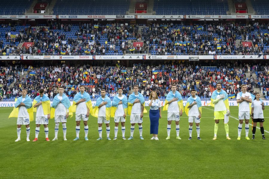 Vor dem Anpfiff wird die ukrainische Hymne gesungen.