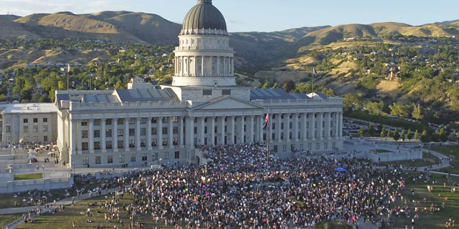 Menschen nehmen an einer Demonstration für Abtreibungsrechte vor dem Utah State Capitol in Salt Lake City teil. Der Oberste Gerichtshof hat am Freitag den verfassungsrechtlichen Schutz von Frauen bei der Abtreibung aufgehoben, eine grundlegende und zutiefst persönliche Veränderung für das Leben der Amerikaner nach fast einem halben Jahrhundert unter Roe v. Wade. Foto: Rick Bowmer/AP/dpa