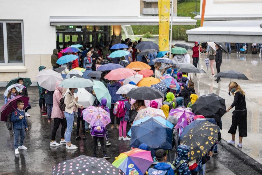 Die Schulkinder und ihre Eltern sind auf dem Weg zum Schulbeginn und zur Eröffnung des neuen Schulhaus Staffeln in Reussbuehl in Luzern am Montag, 17. August 2020.