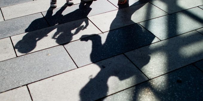 Zwillingsschwestern mit ihrer Grossmutter im Gegenlicht. Grosseltern spielen nach wie vor eine wichtige Rolle in der Kinderbetreuung. Zwillingsschwestern mit ihrer Grossmutter im Gegenlicht. Grosseltern spielen nach wie vor eine wichtige Rolle in der Kinderbetreuung.