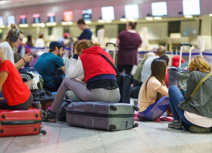 Passagiere warten am frühen Morgen am Frankfurter Flughafen auf eine Reisemöglichkeit. Wegen des Verdi-Warnstreiks hat die Lufthansa für Mittwoch nahezu ihren kompletten Flugplan abgesagt.