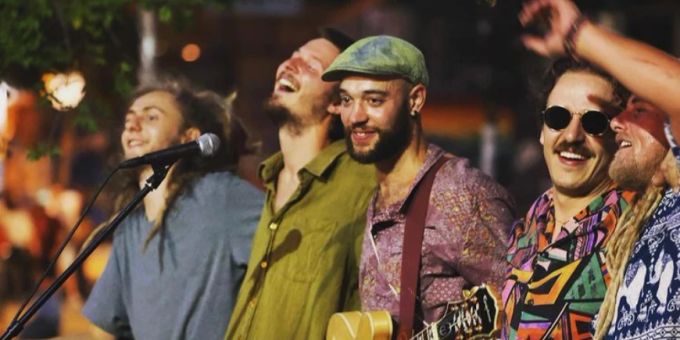 Der Mundartkünstler Lauwarm mit seiner Band. Lauwarm Band
