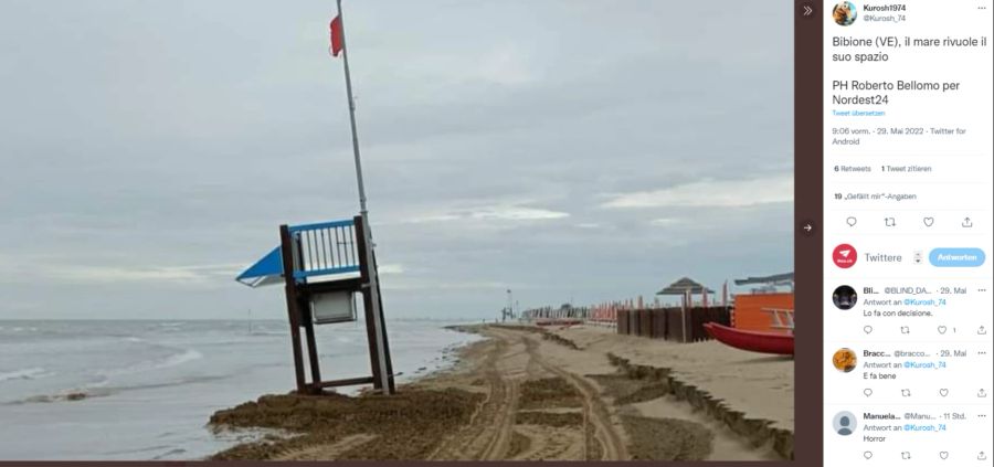 Neben Sonnenschirmen und Liegestühlen wäre auch fast der Rettungsschwimmer-Turm ins Meer gezogen worden.