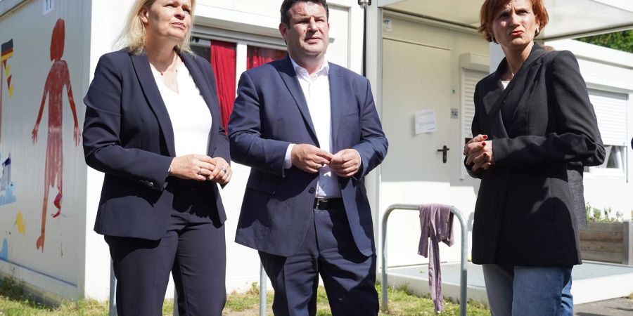 Nancy Faeser (l-r), Hubertus Heil und Katja Kipping besuchen eine Gemeinschaftsunterkunft für Geflüchtete in Berlin-Spandau.