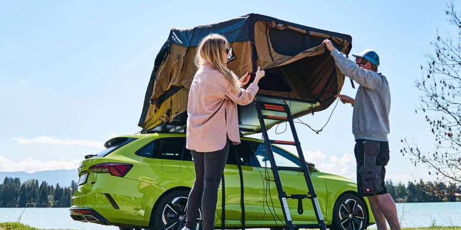 Auf dem Dach zelten? Wer nicht auf dem Boden schlafen will, kann auf Dachzelte zurückgreifen. Sieben Modelle ohne Hartschale hat der ADAC in seinem aktuellen Test überprüft und alle gelobt.