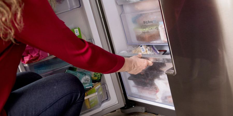 Viele Lebensmittelreste lassen sich gut einfrieren. Kartoffeleintopf gehört nicht dazu. Hier gilt: Kartoffelscheiben besser roh in den Tiefkühler packen.