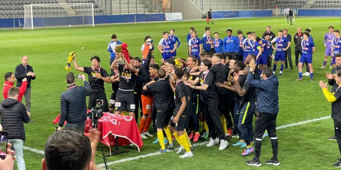 Die Spieler der U18 von YB jubeln nach dem Cupsieg. YB U18