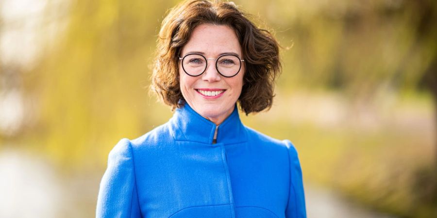 Ildikó von Kürthy an der Hamburger Alster.