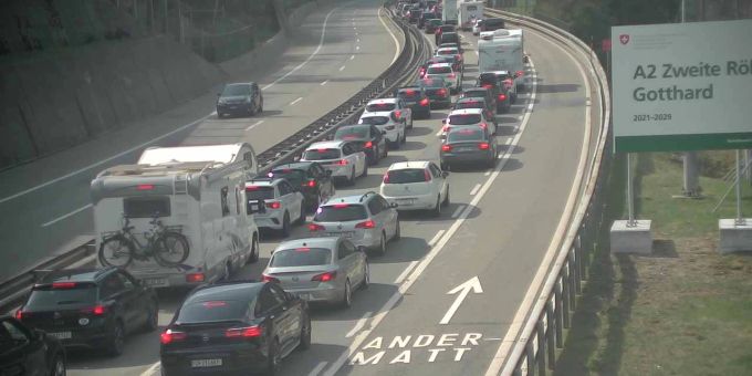 War 22 Kilometer lang - Drohnenbilder zeigen Mega-Stau vor dem Gotthard
