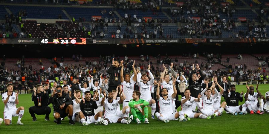 Frankfurts Mannschaft feiert den 3:2-Sieg beim FC Barcelona.