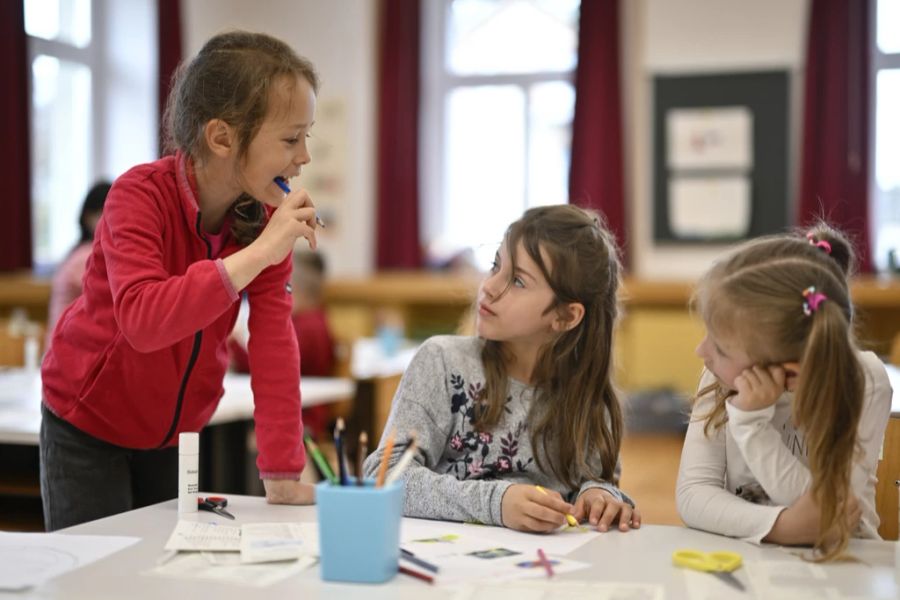 Die Kinder in der Herisauer Willkommensklasse werden von einer ukrainischen Lehrerin und einem pensionierten Schweizer Lehrer unterrichtet.