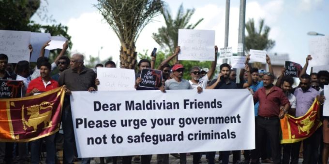 Sri Lanker protestieren auf den Malediven gegen Ankunft Rajapaksas Sri Lanker protestieren auf den Malediven gegen Ankunft Rajapaksas