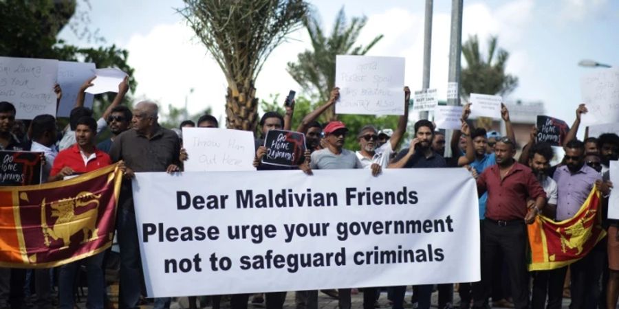 Sri Lanker protestieren auf den Malediven gegen Ankunft Rajapaksas