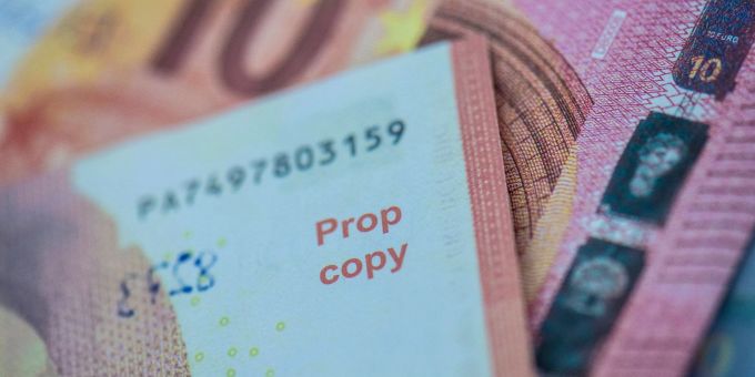 In der Corona-Pandemie ist die Zahl von Straftaten mit Falschgeld in Deutschland weiter gesunken. In der Corona-Pandemie ist die Zahl von Straftaten mit Falschgeld in Deutschland weiter gesunken.