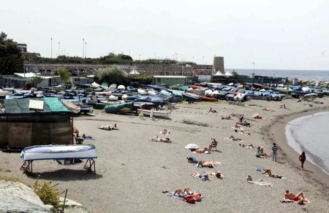 Ein entspannter Tag am Strand wurde zu einer schmerzhaften Erinnerung für 57-Jährige. (Symbolbild) Genua