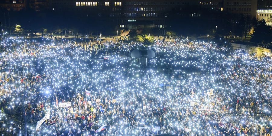 dpatopbilder - Menschen nehmen an einer Anti-Regierungs-Demonstration auf dem Freiheitsplatz teil. Foto: Jaroslav Novak/TASR Slovakia/AP/dpa