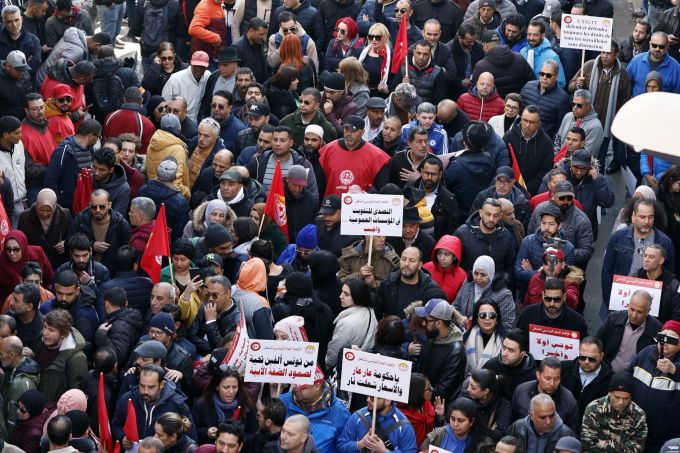 Mitglieder der Allgemeinen Tunesischen Abreitergewerkschaft nehmen an einer regierungskritischen Kundgebung in Tunis teil. protest tunesien