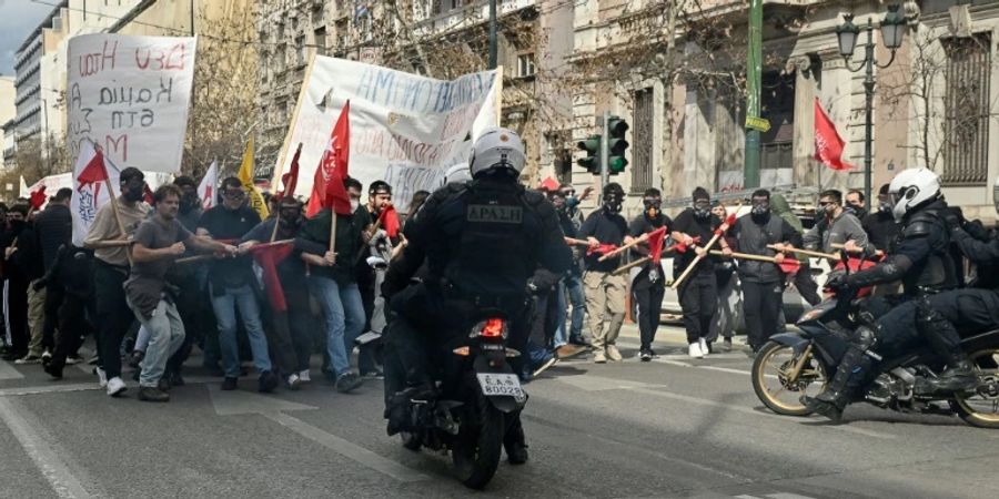 Polizisten drängen Demonstranten in Athen zurück