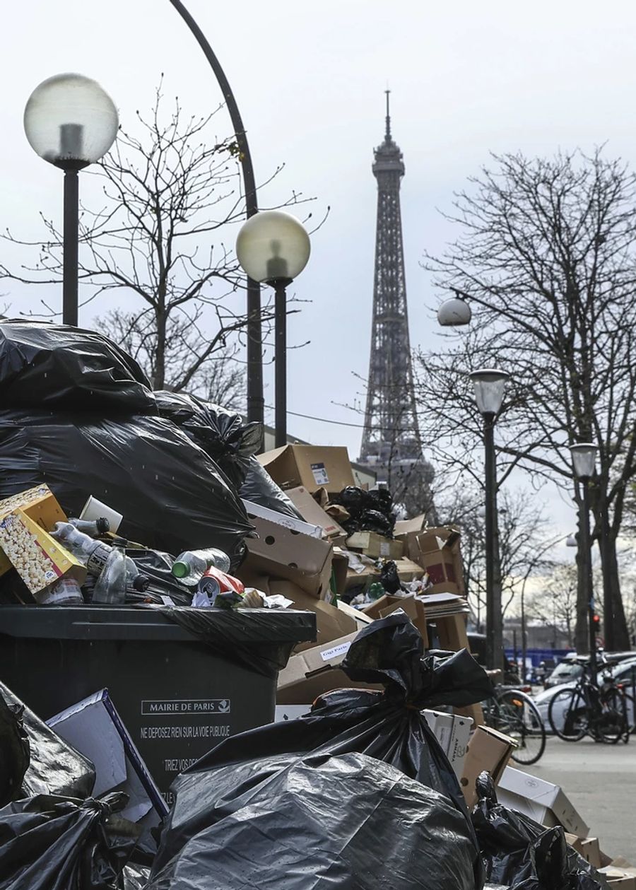 Auch die Müllabfuhr streikt – in den Strassen Paris türmt sich der Abfall.