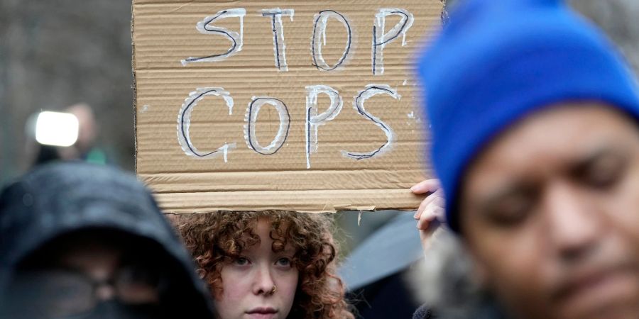 Demonstranten protestieren in Memphis, Tennessee, nachdem Tyre Nichols von der dortigen Polizei verprügelt wurde und an seinen Verletzungen starb.