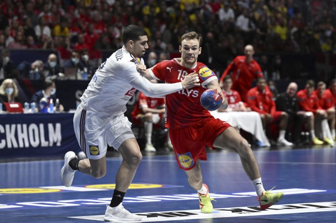 Frankereichs Mathieu Grebille, left, im Duell mit dem Dänen Mathias Gidsel. Handball