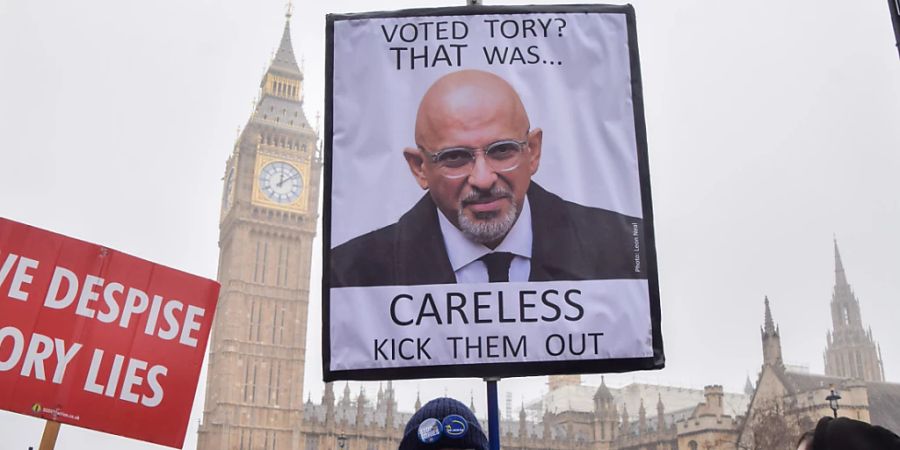 Ein Demonstrant hält ein Plakat während einer Demonstration gegen den Vorsitzenden der Konservativen Partei, Zahawi, vor dem britischen Parlament. Foto: Tayfun Salci/ZUMA Press Wire/dpa